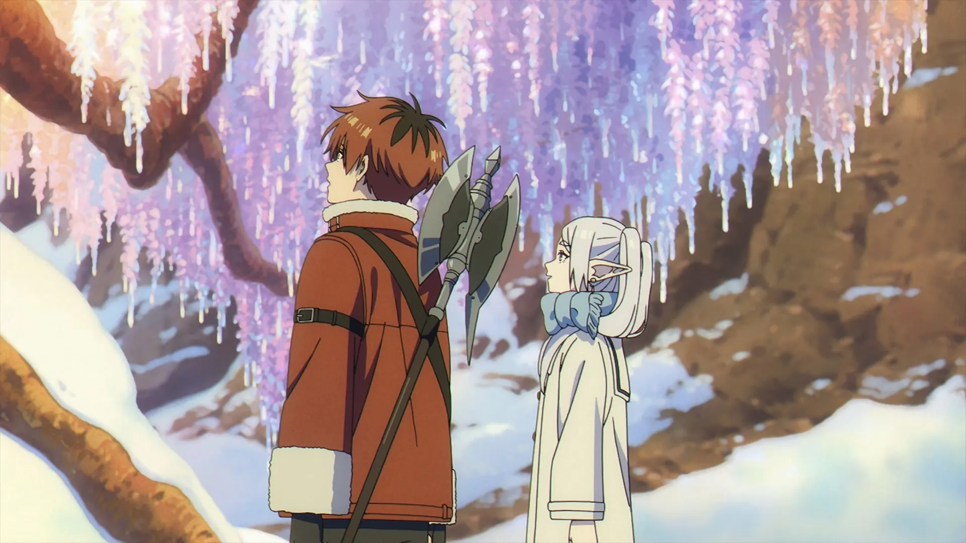 Stark y Frieren miran hacia arriba un glicinio cubierto de hielo sobre la nieve (escena de Sousou no Frieren)